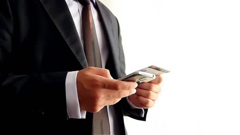Geschäftsmann-Macht-Online-Zahlung-Mit-Kreditkarte-Und-Smartphone-1
