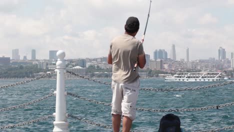 Joven-Pescador-Pescando-En-El-Bósforo-De-Estambul-5