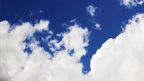 Blauer-Himmel-Weiße-Wolkengebilde-Zeitraffer