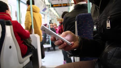 Usando-Un-Teléfono-Inteligente-Dentro-Del-Metro