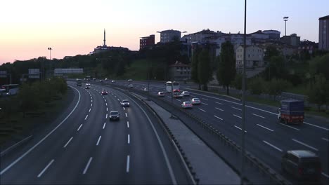 Zeitraffer-Abendlicher-Straßenverkehr