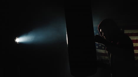 Boxer-Trainiert-Mit-Einer-Amerikanischen-Flagge-Im-Hintergrund