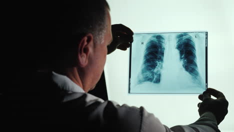 Arzt-Untersucht-Röntgenaufnahme-Der-Lunge