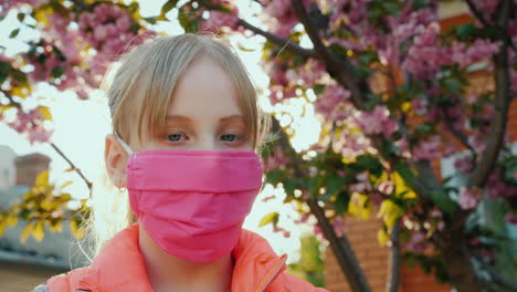 Mädchen-In-Rosa-Schutzmaske-Gegen-Kirschblüten-1