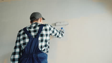 Male-Builder-Paints-Wall-With-Roller-1