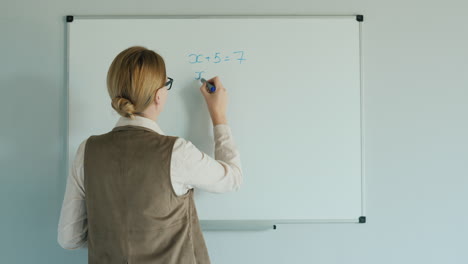 Der-Lehrer-Löst-Die-Gleichung-In-Algebra