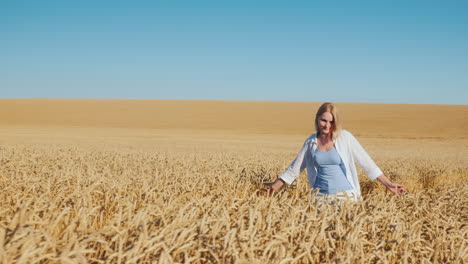 Mujer-Agricultora-Camina-Sobre-El-Campo-Ilimitado-De-Trigo-Amarillo