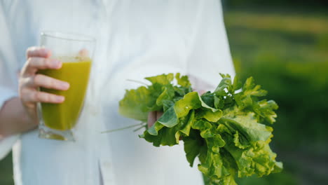 Das-Mädchen-Hält-Ein-Glas-Grünen-Cocktail-Und-Salat