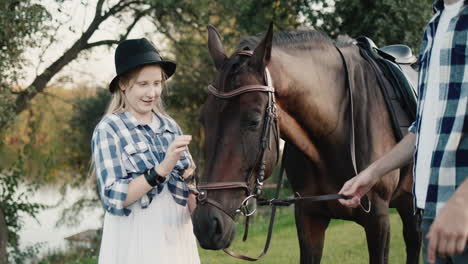 Lustiges-Mädchen-Bei-Einem-Fotoshooting-Mit-Einem-Pferd