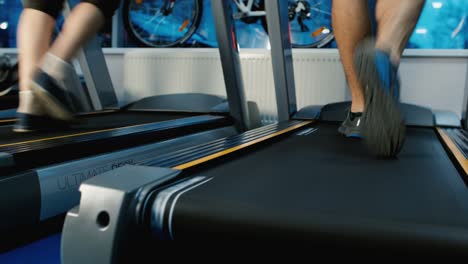 Legs-of-people-who-train-on-treadmills-1