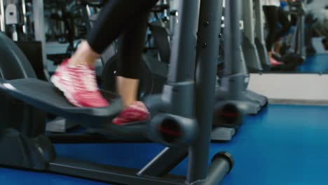 Legs-of-people-who-train-on-treadmills-3