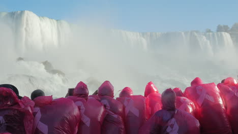 Gruppe-Von-Touristen-In-Roten-Regenmänteln-Im-Boot-Bei-Niagara-Falls-1