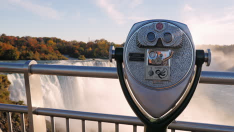 Ein-Münzbetriebener-Fernglasbetrachter-In-Den-Niagarafällen-Mit-Blick-Auf-Die-Wasserfälle-Im-Hintergrund-Unscharf-1