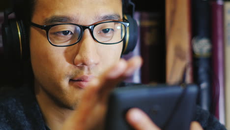 Porträt-Eines-Koreanischen-Mannes-Mit-Brille