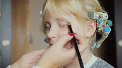 Porträt-Eines-5-jährigen-Mädchens,-Das-Make-up-Macht