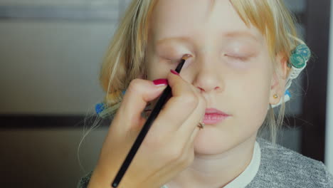 Porträt-Eines-5-jährigen-Mädchens,-Das-Make-up-Macht-1