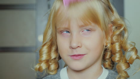 Porträt-Eines-5-jährigen-Mädchens,-Das-Make-up-Macht-3