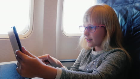 Ein-6-jähriges-Mädchen-Fliegt-In-Einem-Flugzeug