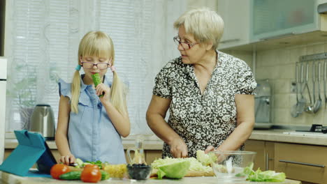 Funny-Girl-6-Years-Old-Helps-Her-Grandmother-Prepare-Meals-In-The-Kitchen-2
