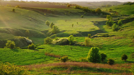 Eine-Wunderschöne-Landschaft-Mit-Tälern-Und-Hügeln,-Die-Mit-üppigem-Grün-Bedeckt-Sind