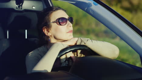 Eine-Frau-Mit-Sonnenbrille-Entspannt-Sich-Im-Auto