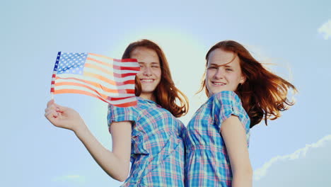Porträt-Von-Zwillingsmädchen-Mit-Amerikanischer-Flagge