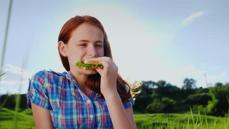 Porträt-Eines-Mädchens,-Das-Ein-Sandwich-Isst