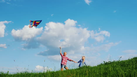 Mama-Und-Tochter-Spielen-Mit-Einem-Drachen