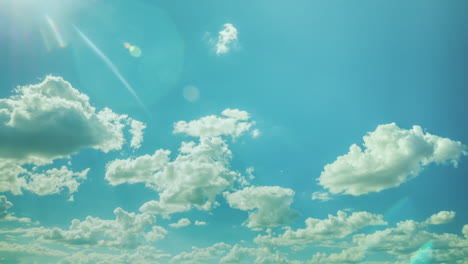 Cielo-Azul-Con-Nubes-Blancas-Y-Rayos-De-Sol-1