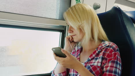 Una-Mujer-Joven-Está-Usando-La-Aplicación-En-Un-Teléfono-Inteligente
