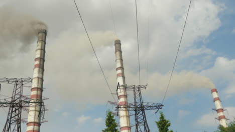 Eine-Pfeife-Einer-Chemiefabrik,-Die-Dicken-Schwarzen-Rauch-Aufbläht