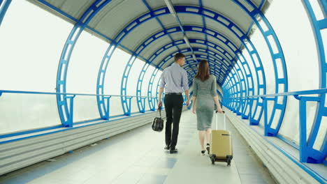 Ein-Mann-Und-Eine-Frau-Gehen-Mit-Gepäck-Zum-Terminal-Des-Bahnhofs-Oder-Flughafens