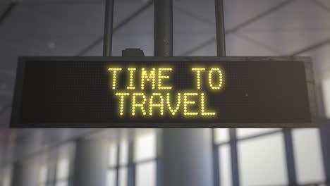 Reisezeit-Auf-Dem-Informationstisch-Des-Flughafens