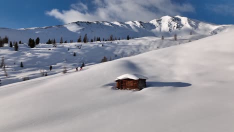 Zwei-Backcountry-Skifahrer-Passieren-Beim-Aufstieg-Eine-Alte-Hütte