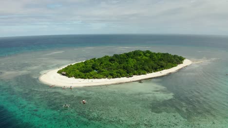 Schöner-Touristischer-Weißer-Strand-Umgeben-Vom-Klaren-Blauen-Ozean-Mit-Vielen-Grünen-Bäumen-In-Camiguin-In-Der-Mitte-Der-Mantigue-insel-Auf-Den-Philippinen