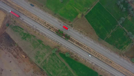 Neigung-Nach-Unten-Luftaufnahme-Der-Ansicht-Der-Indus-Autobahn-Mit-Palmen-In-Der-Nähe-Von-Khairpur-Sindh-Luftaufnahme-Von-Palmen-In-Sindh-Pakistan