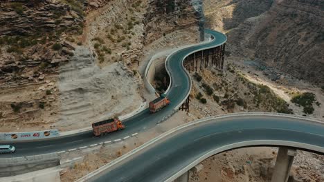Antenne-über-Lastwagen,-Die-Entlang-Der-Cpec-Straße-In-Fort-Munro-In-Pakistan-Fahren