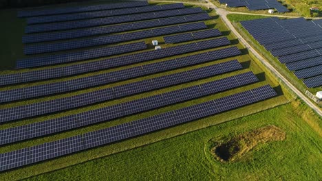 Una-Película-Filmada-Desde-Un-Dron,-Una-Granja-Fotovoltaica,-Muchos-Paneles-Solares,-Una-Instalación-Que-Genera-Energía-Renovable,-Energía-Verde