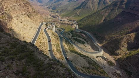 Vista-Aérea-De-La-Nueva-Y-Sinuosa-Carretera-Cpec-En-Fort-Munro-En-Pakistán