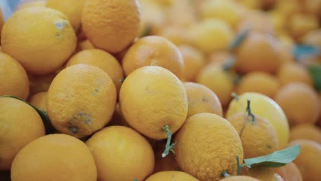 Ein-Haufen-Frischer-Orangen,-Die-Im-Supermarkt-Ausgestellt-Sind