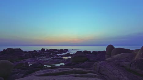 Sich-Bewegender-Felsiger-Strand-Sonnenuntergang-Zeitraffer