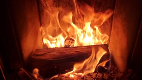 Holzbefeuerter-Kamin-Im-Haus-Mit-Großen,-Brennenden,-Orangefarbenen,-Hellen-Flammen,-Die-Im-Winter-Wärme-Für-Das-Haus-Mit-Feuer-Liefern