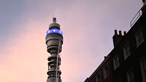 La-Torre-Bt-Con-Una-Puesta-De-Sol-Rosa,-Londres,-Reino-Unido,-Reino-Unido