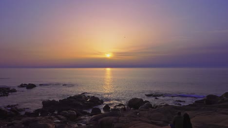 Paare,-Die-Den-Sonnenuntergang-An-Einem-Felsigen-Strand-In-Vila-Nova-De-Gaia,-Porto,-Portugal-Beobachten