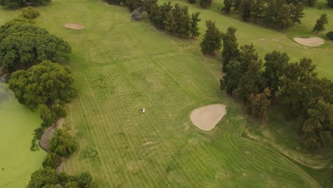 Golfer-Zieht-Caddy-Auf-Golfplatz,-Golfclub-Buenos-Aires-In-Argentinien