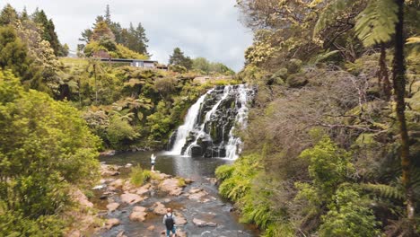 Una-De-Las-Miles-De-Cascadas-Asombrosas-En-Nueva-Zelanda,-Tiempo-De-Primavera-Owharoa-Falls