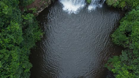Eine-Abgelegene-Oase-Mit-Schwimmloch-Und-Wasserfall,-Versteckt-Tief-In-Einem-üppigen-Tropischen-Regenwald