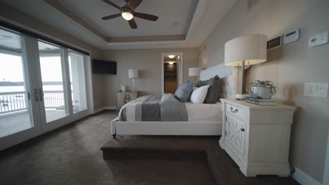 Dormitorio-Blanco-Y-Luminoso-Moderno-En-Una-Casa-De-Lujo-Con-Grandes-Ventanales-Que-Conducen-A-Un-Porche