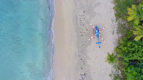 Vista-Superior-De-Un-Helicóptero-En-Playa-Costa-Esmeralda-Con-Mar-Azul-Claro-En-Miches,-República-Dominicana