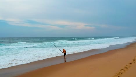 Persona-Pescando-En-La-Playa